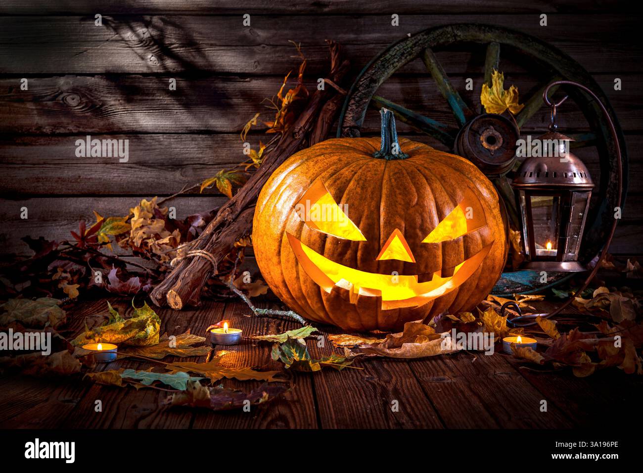 Zucca di Halloween jack testa lanterna con candele accese Foto Stock