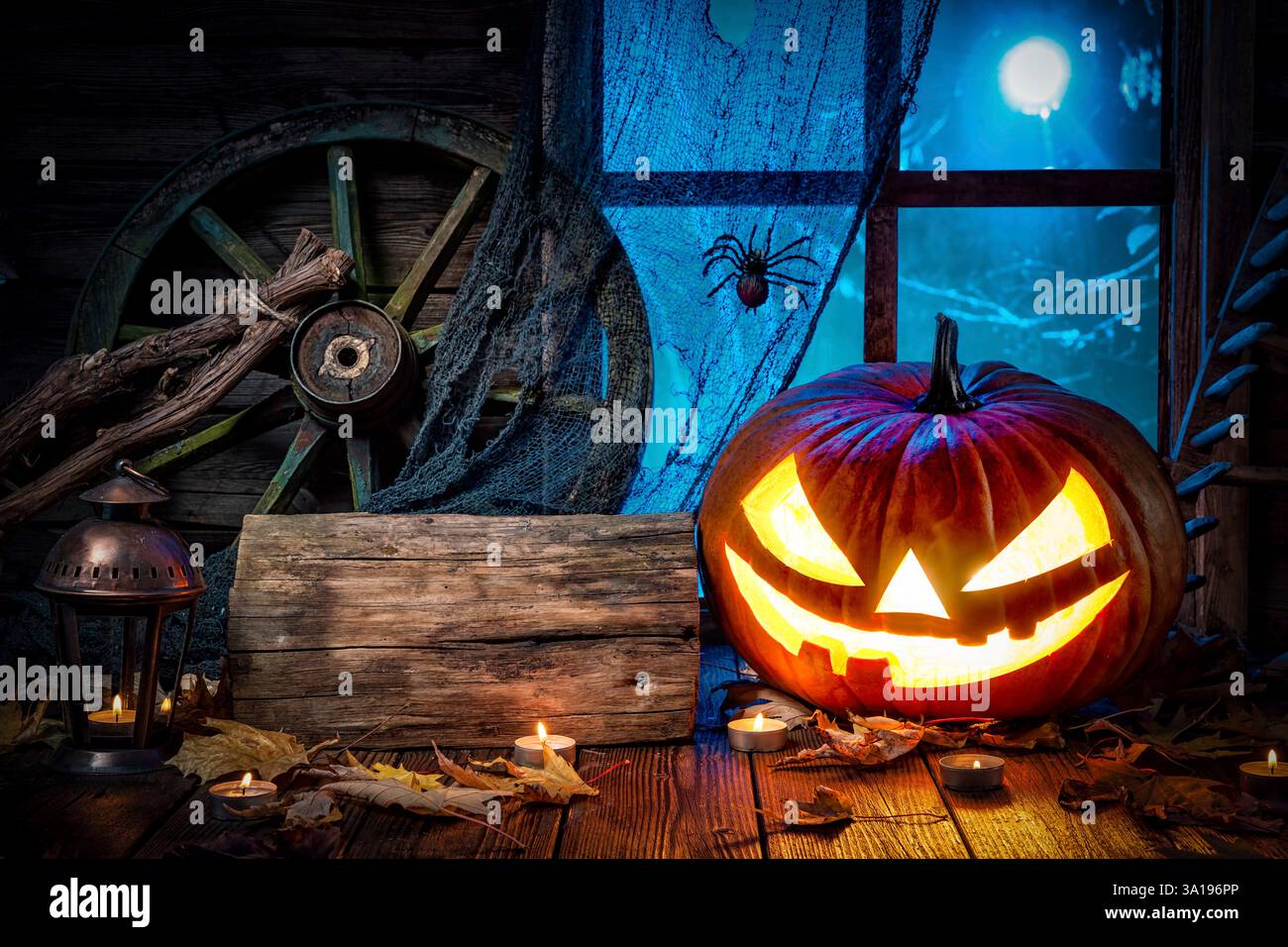 Zucca di Halloween jack testa lanterna con candele accese Foto Stock