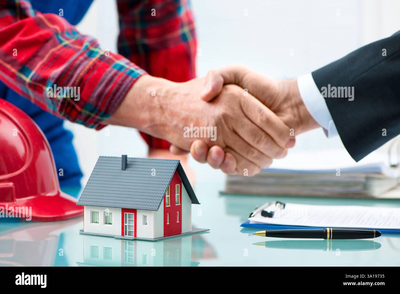 Stringe le mani con il cliente dopo la firma del contratto Foto Stock