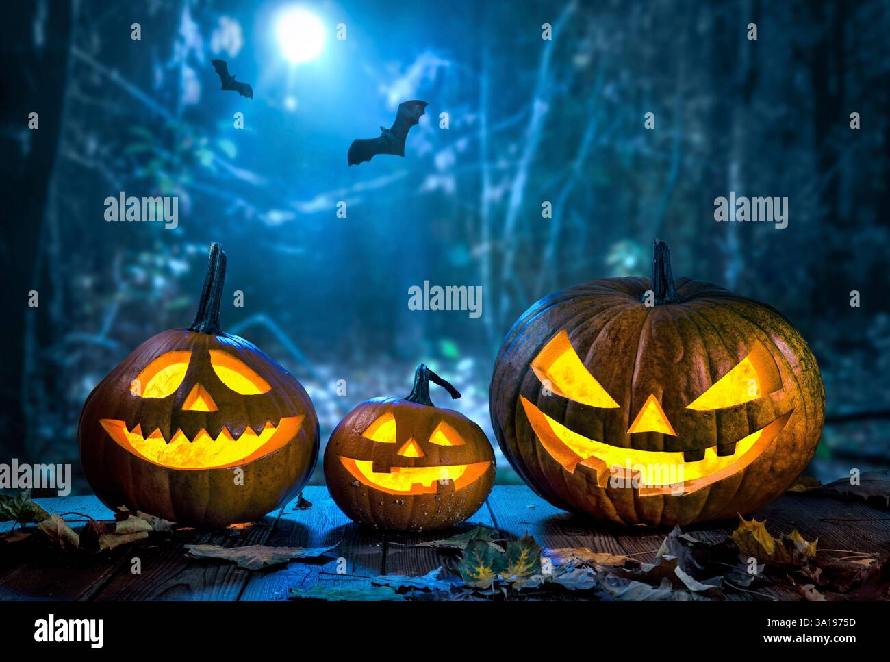 Zucca di Halloween jack testa lanterna con candele accese Foto Stock