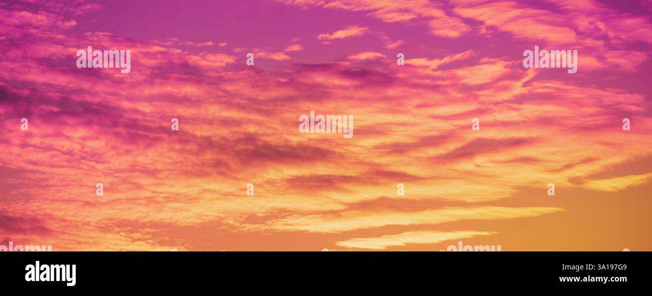 Cielo colorato fiammeggiante al tramonto. Sfumatura colore. Struttura del cielo. Sfondo di natura astratta. Striscione orizzontale Foto Stock