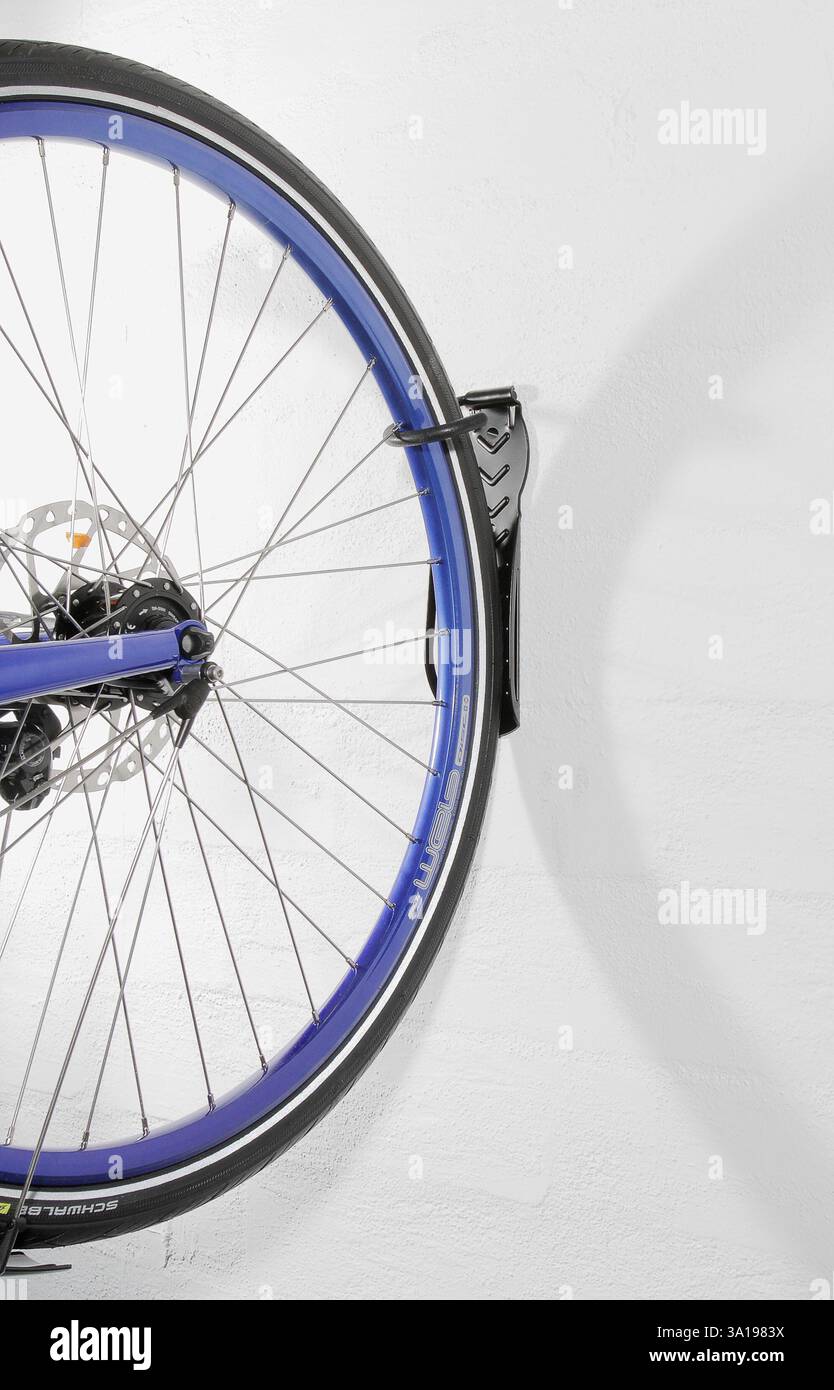 Supporto da parete o rack per biciclette con dettagli per biciclette Foto Stock