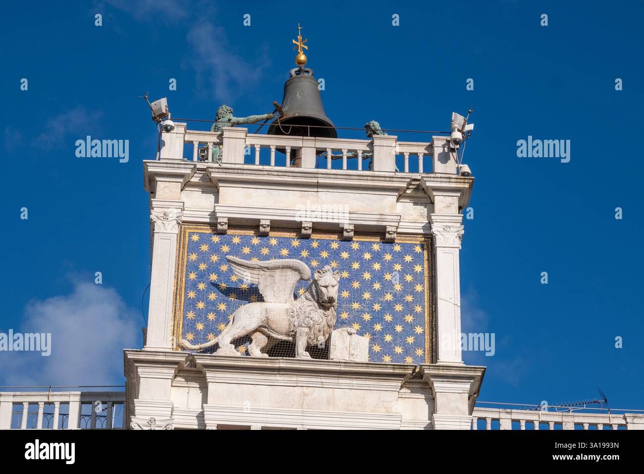 Vista ravvicinata della Torre dell'Orologio di San Marco, con il Leone alato di Venezia su uno sfondo blu stellato, con i Mori di bronzo che colpiscono la campana Foto Stock