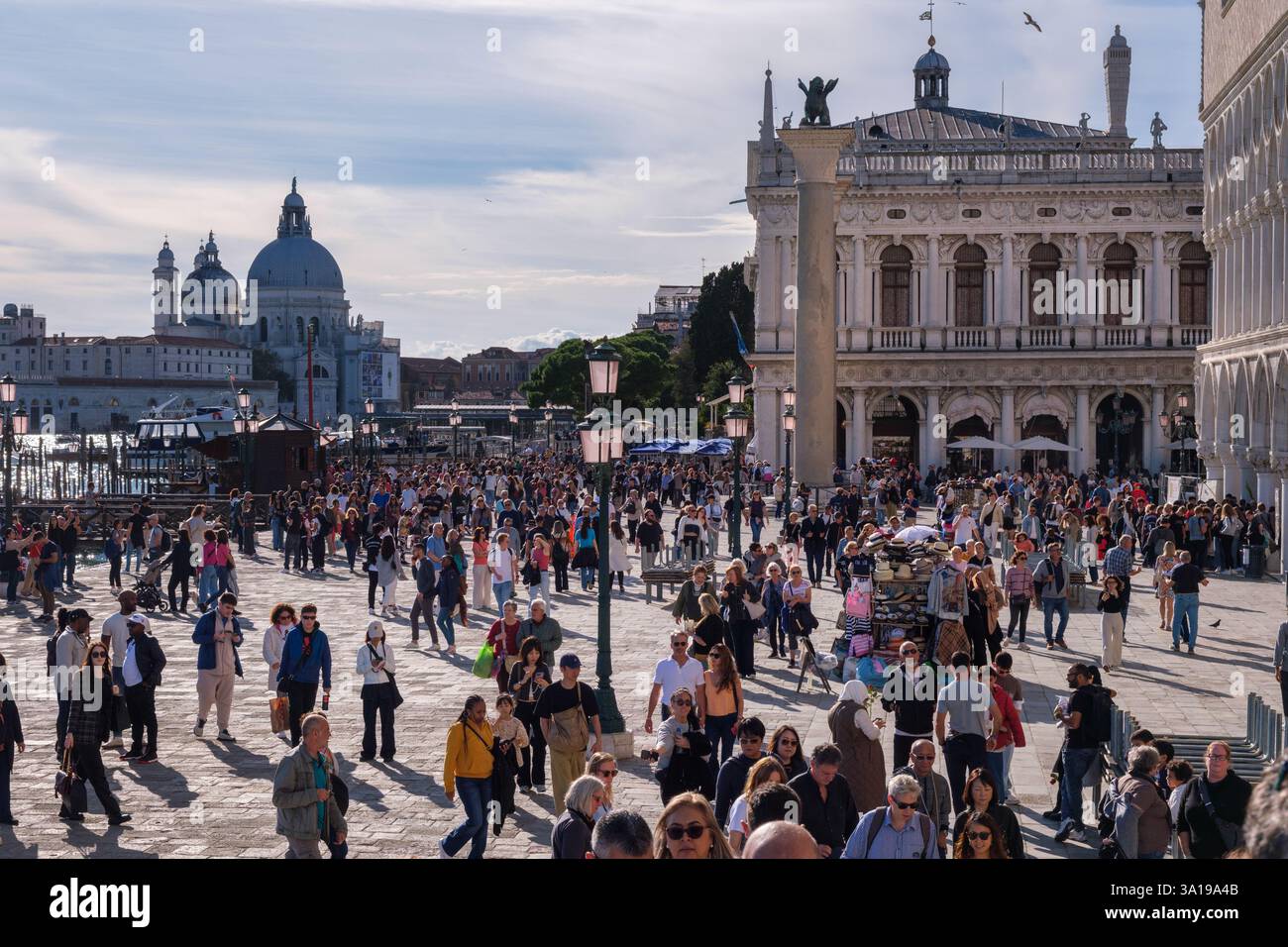 Venezia, Italia - 12 ottobre 2024: Scena affollata nei pressi di Piazza San Marco, che illustra il turismo eccessivo a Venezia Foto Stock