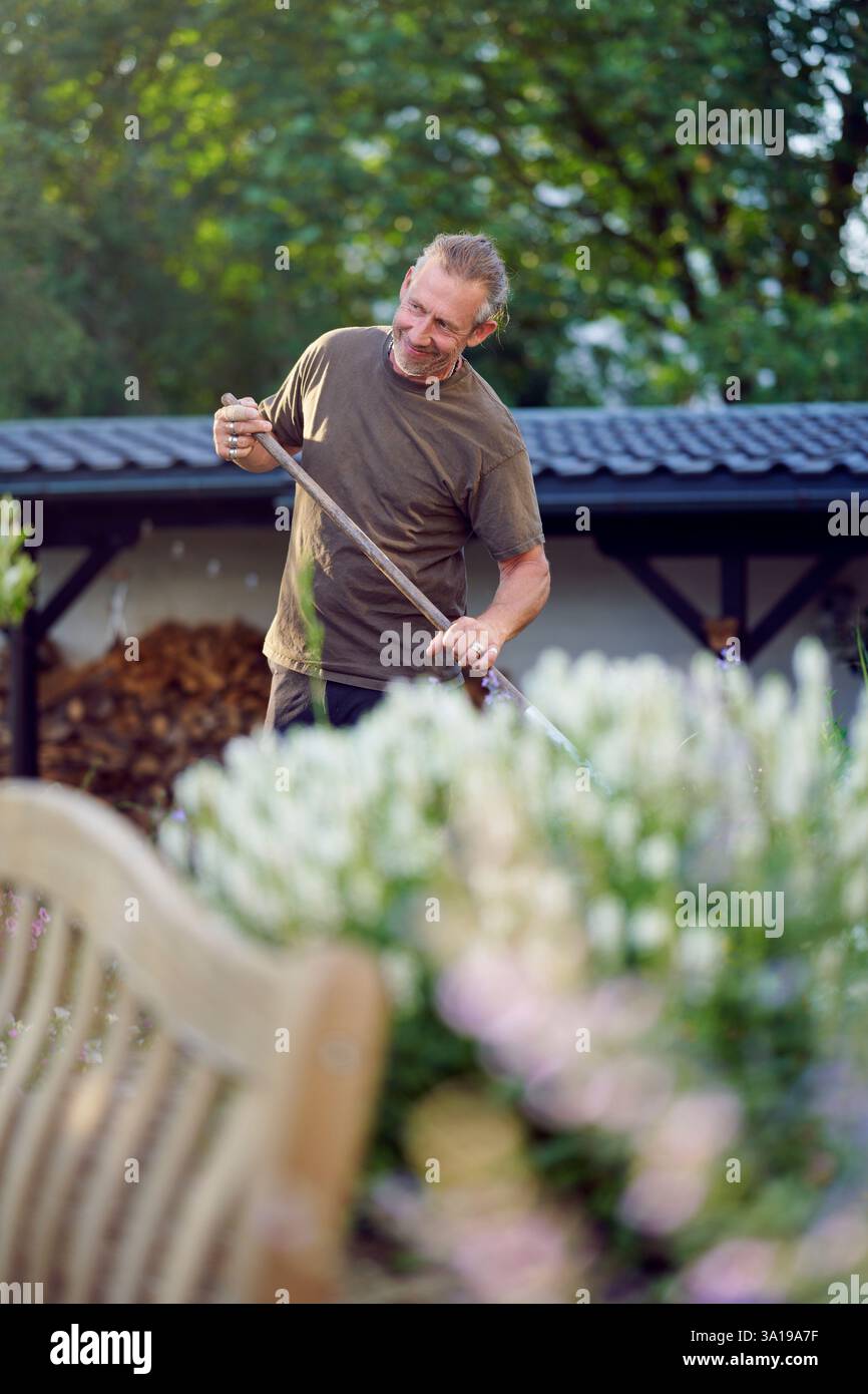 Artigiani che lavorano in giardino Foto Stock