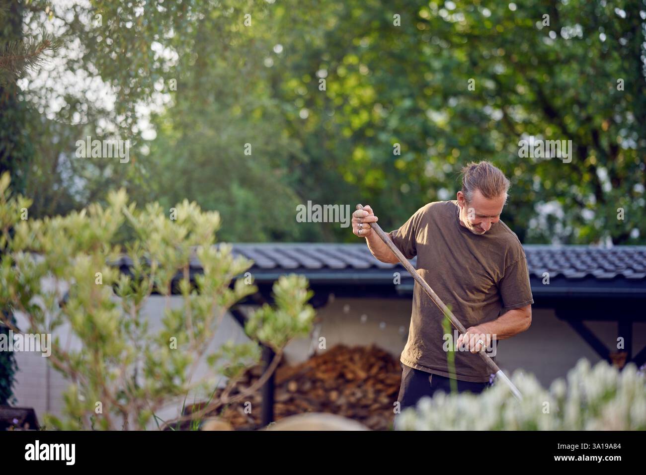 Artigiani che lavorano in giardino Foto Stock