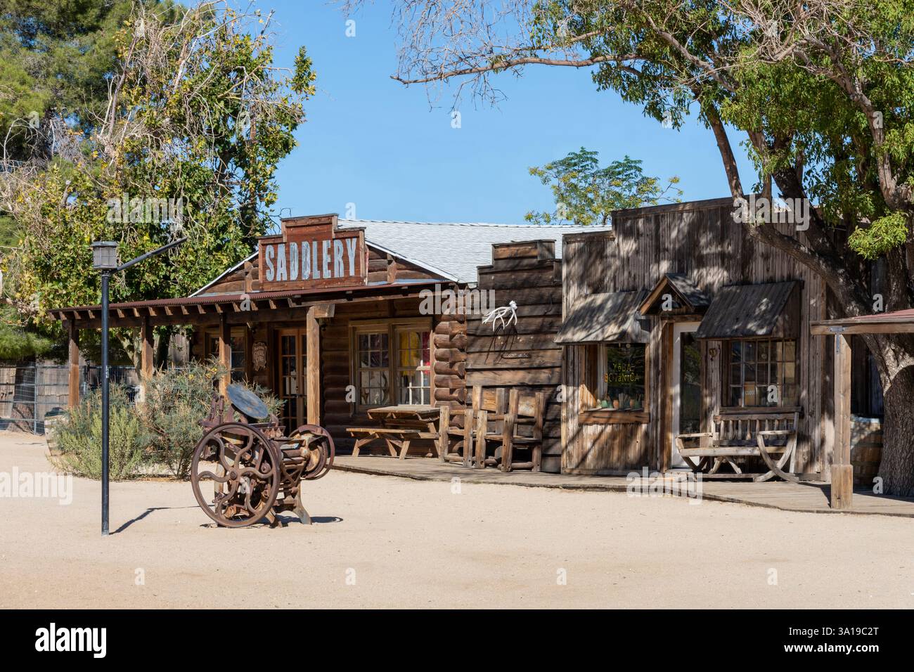Pioneertown, USA - 27 settembre 2024: Edifici di Pioneertown annidati nell'alto deserto Foto Stock