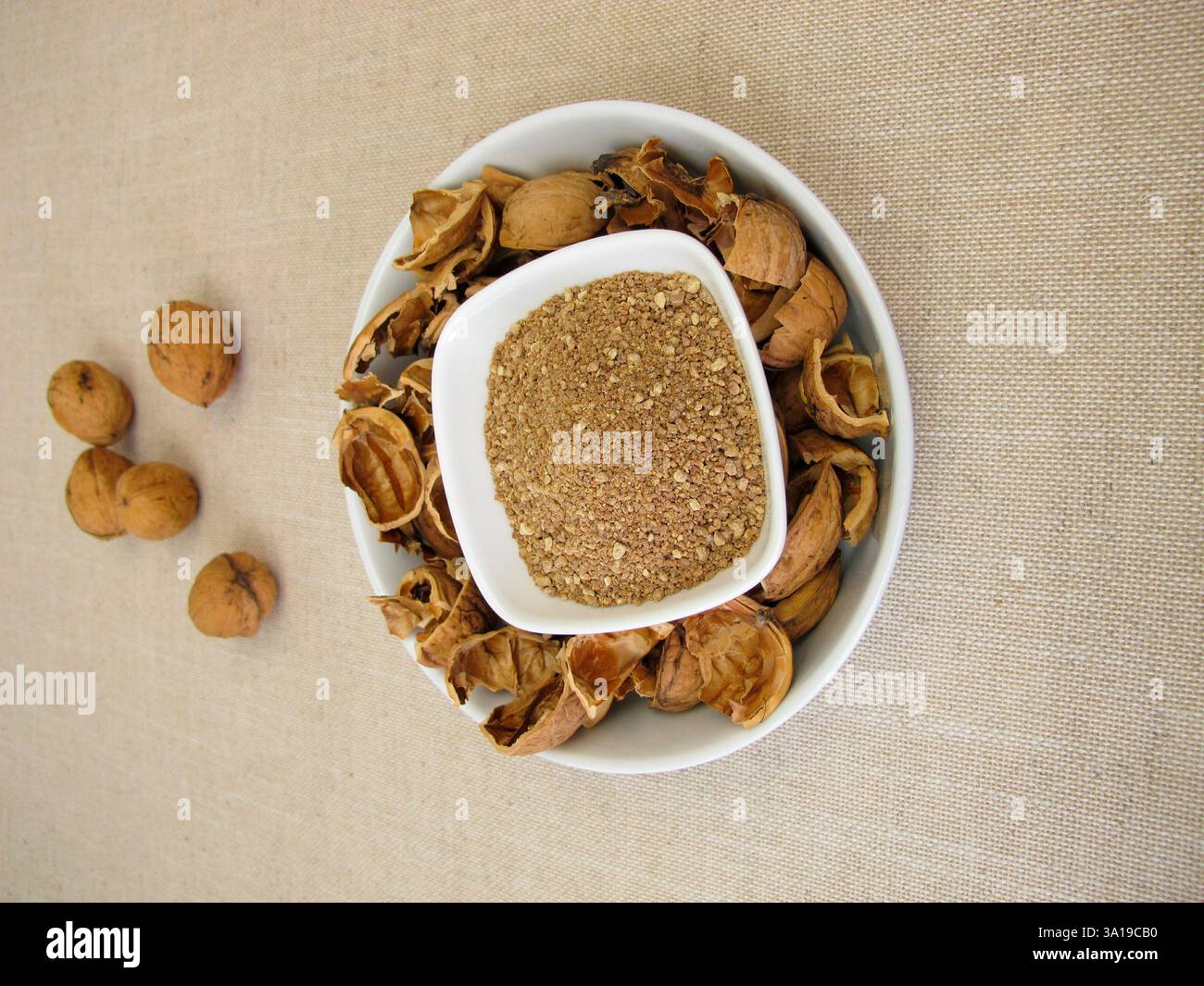 Granuli marroni di gusci di noce, noce moscata macinata Foto Stock