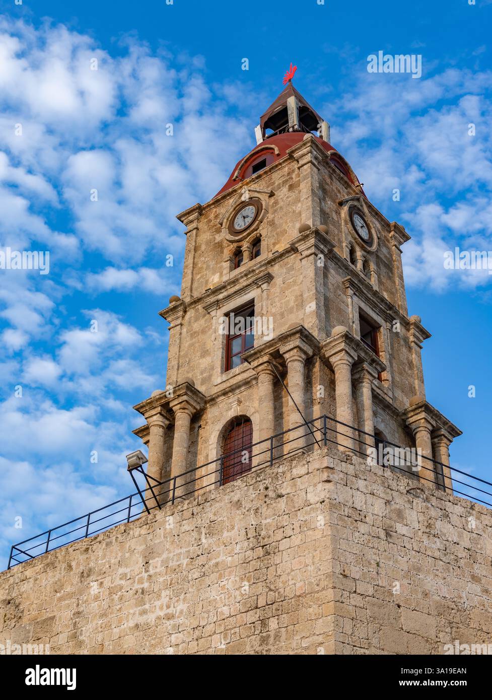 Una foto della Torre dell'Orologio medievale di Rodi. Foto Stock