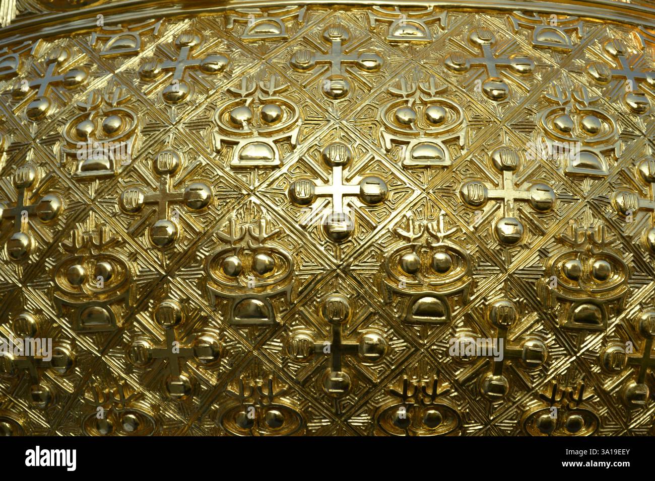 Padiglione China EXPO Milano 2015. Tradizionale bruciatore di incenso gigante cinese a tre zampe con treppiede dorato o ciotola del tesoro. Primo piano estremo del disegno. Foto Stock