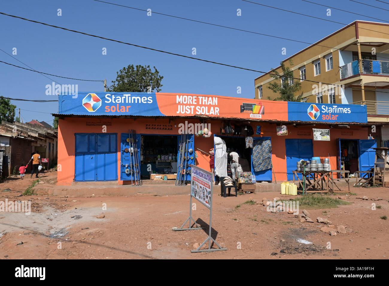 Il negozio UGANDA, Gulu, vende come pacchetto agente ufficiale di sistemi solari per la casa, decoder satellitare pay TV e abbonamento della società cinese StarTimes, è collegato al programma villaggio 10000 dell'agenzia di sviluppo cinese ChinaAid per portare la TV satellitare nelle aree rurali per diffondere serie TV, eventi sportivi e messaggi vincenti cinesi Foto Stock