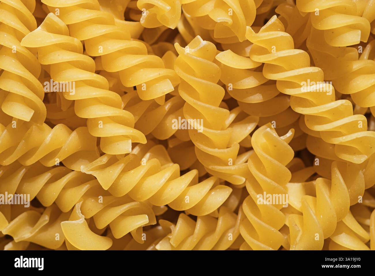 immagine macro della pasta secca all'uovo rotini Foto Stock