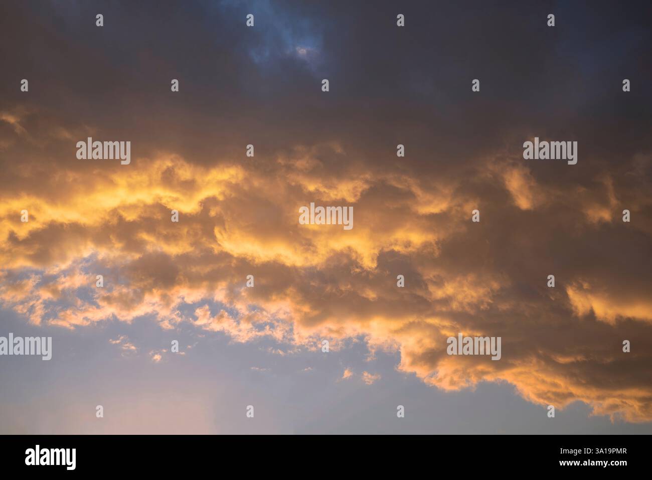 Cielo di sera con nuvole drammatico Foto Stock