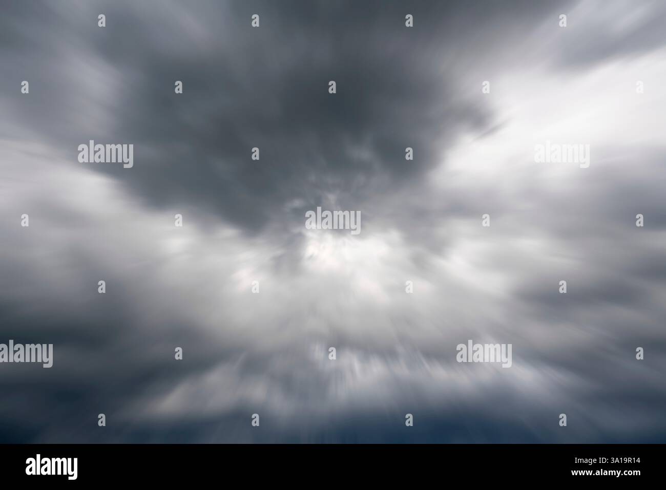 Cielo di sera con nuvole drammatico Foto Stock