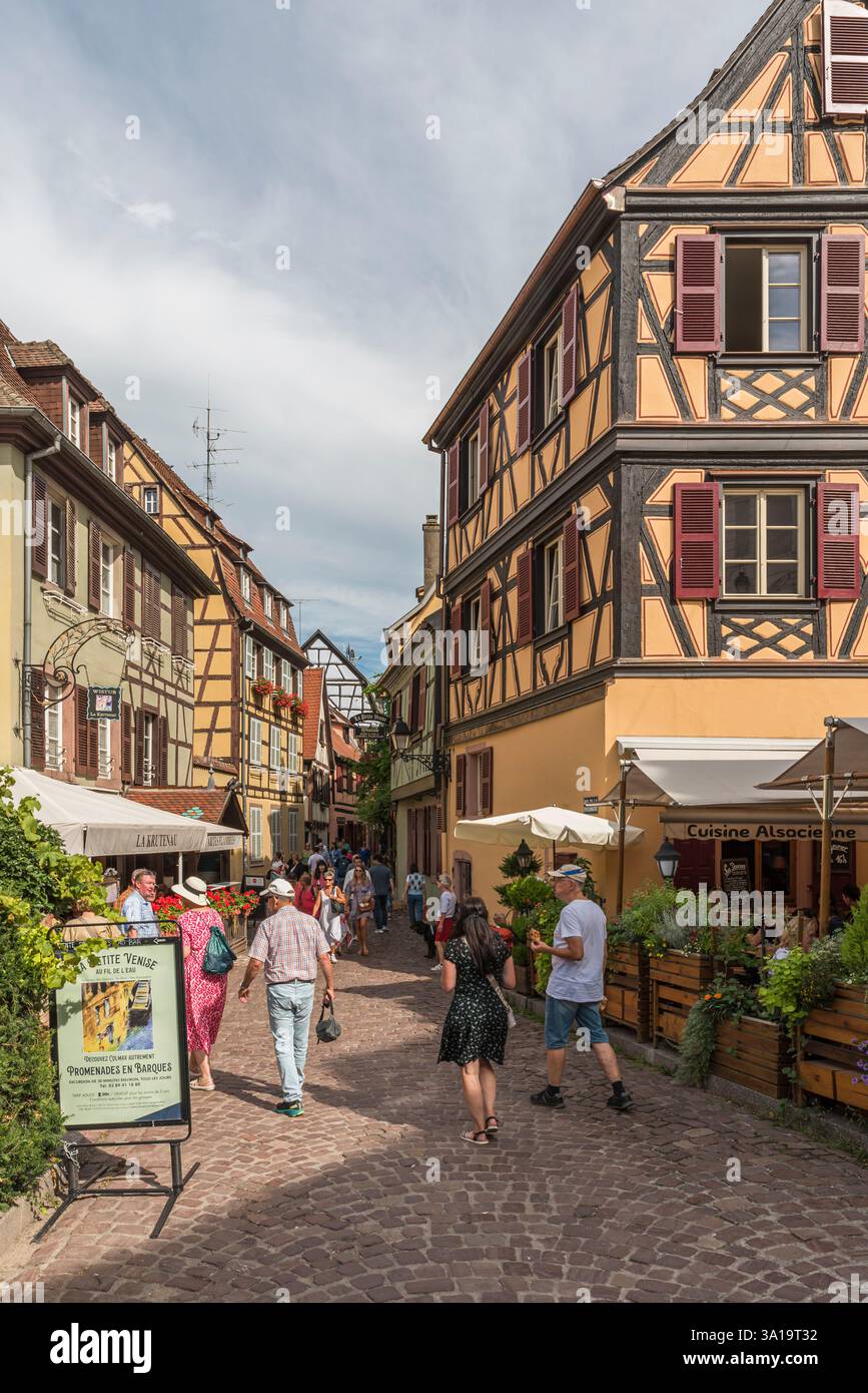 Vicolo con storiche case in legno a Little Venice (la Petite Venise), Colmar, Alsazia, Grand Est, Francia Foto Stock