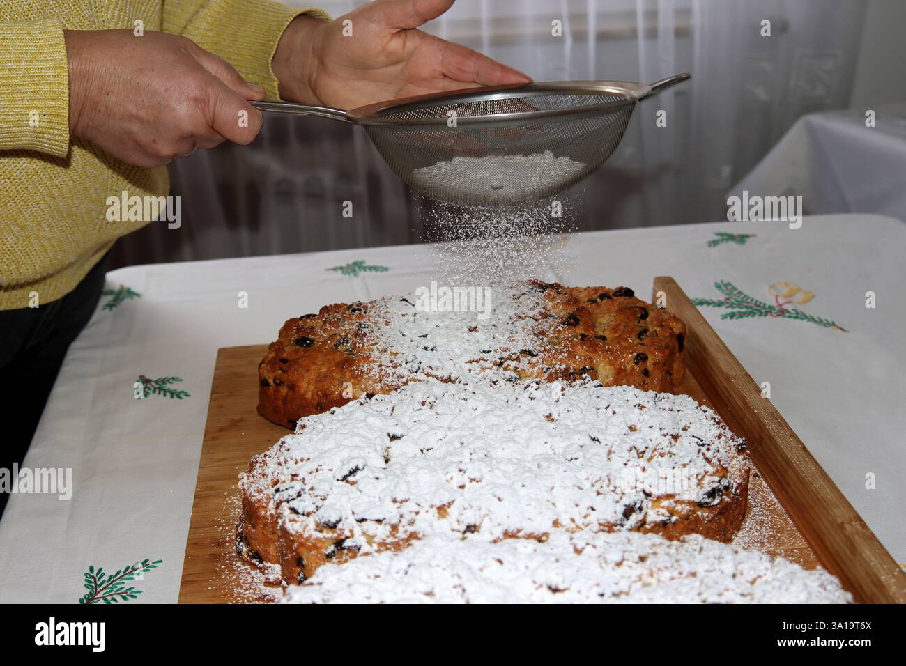 Lo sgabello natalizio è cosparso di zucchero a velo Foto Stock