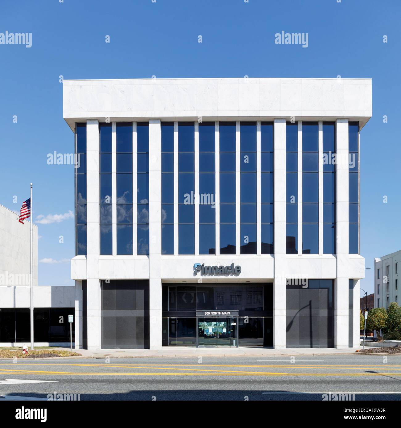 High Point, North Carolina - 3 marzo 25: Edificio Pinnacle Financial Partners sulla Main Street, con il logo sull'esterno in marmo, finestre verticali. Foto Stock