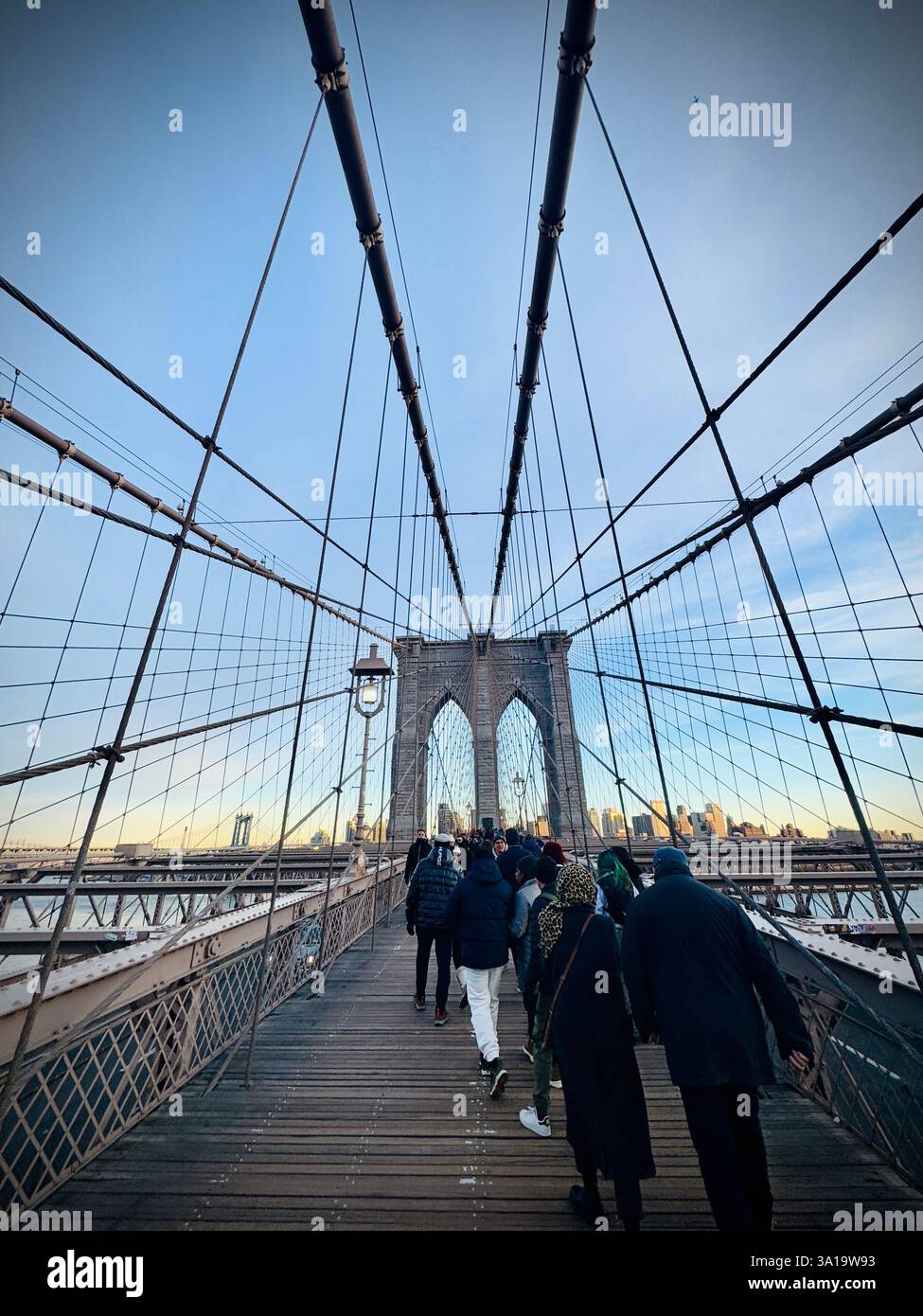 Ponte di Brooklyn all'alba a New York City, New York Foto Stock
