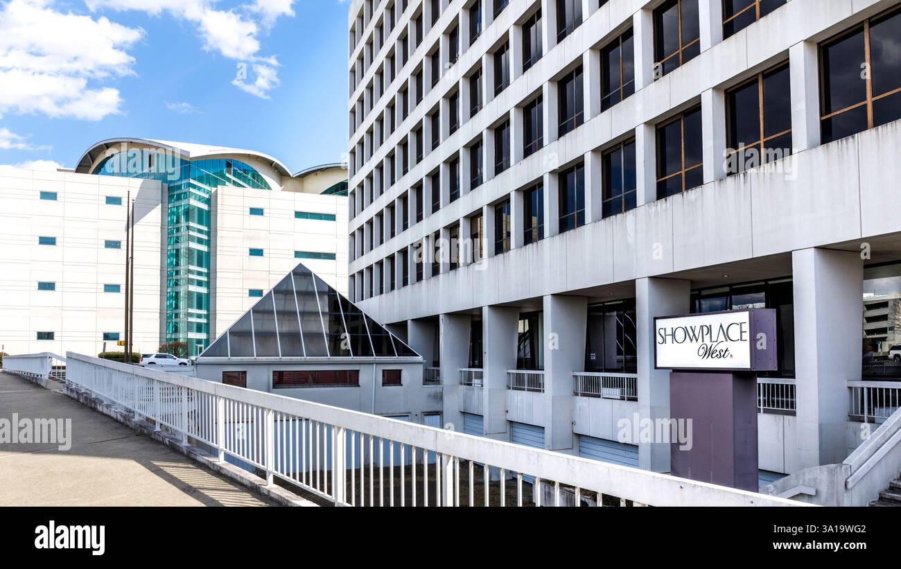 High Point, Carolina del Nord - 3 marzo 25: Showplace West, attualmente in attesa di riqualificazione come abitazione di appartamenti e spazio commerciale a prezzi di mercato. Foto Stock