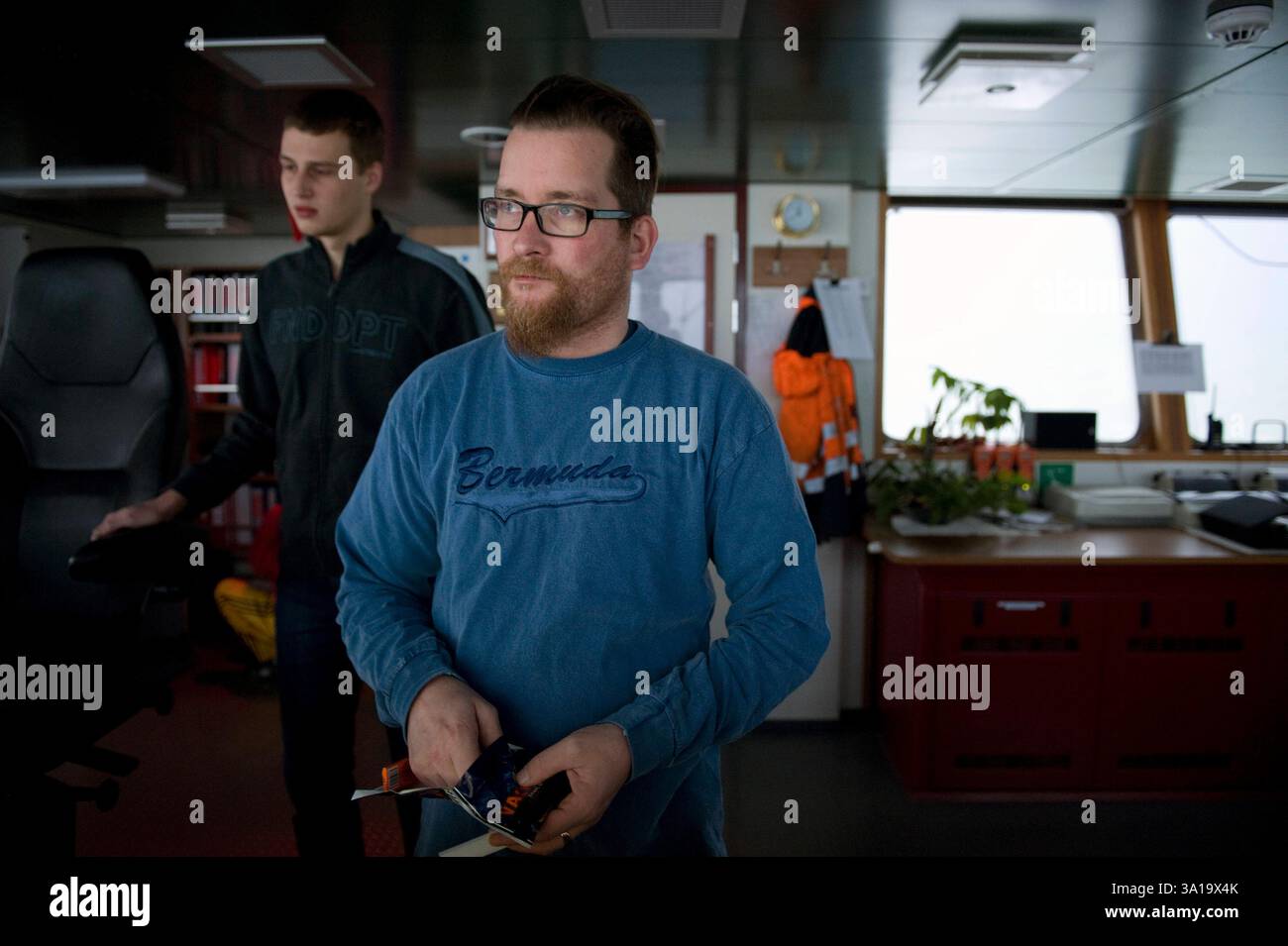 Capitano sul ponte Ritratto di David Kater, capitano della signora Flintercape sul suo ponte durante un viaggio da Rotterdam, Paesi Bassi, a Sundvall, Svezia. MRYES Rotterdam NLD - Sundsvall se Containervessel MS Flintercape Noordzee, Baltische Zee, Golf va Paesi Bassi Copyright: XGuidoxKoppesxPhotox Foto Stock