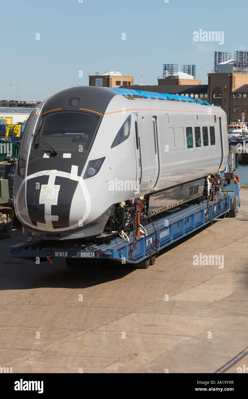 Un nuovo treno, 880024, viene trasportato su un rimorchio a pianale a Southampton, probabilmente per il montaggio o la manutenzione. Foto Stock