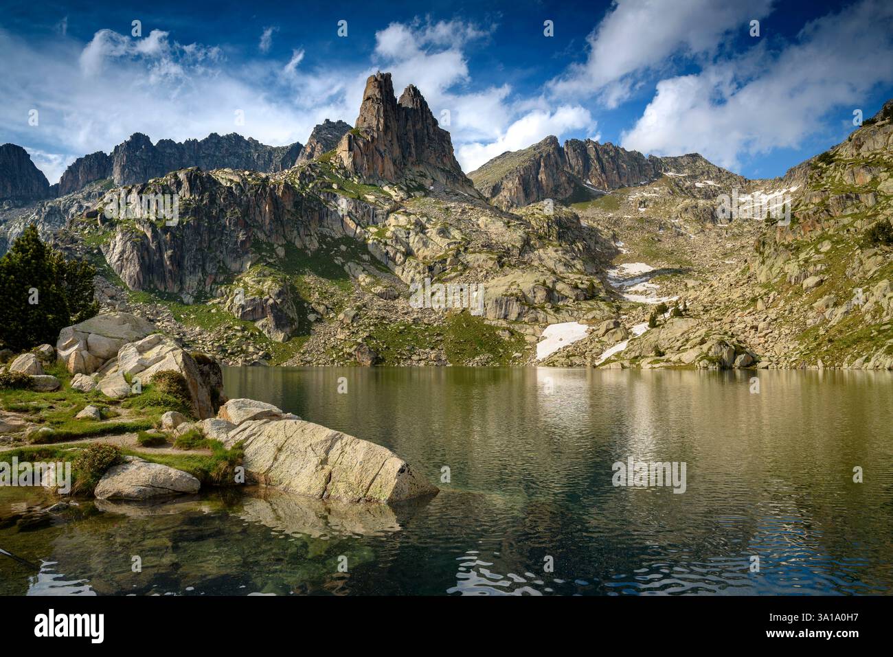 Amitges in un pomeriggio estivo (Parco Nazionale di Aigüestortes e Estany de Sant Maurici, Catalogna, Spagna, Pirenei) ESP: Agujas de Amitges, Pirineos Foto Stock