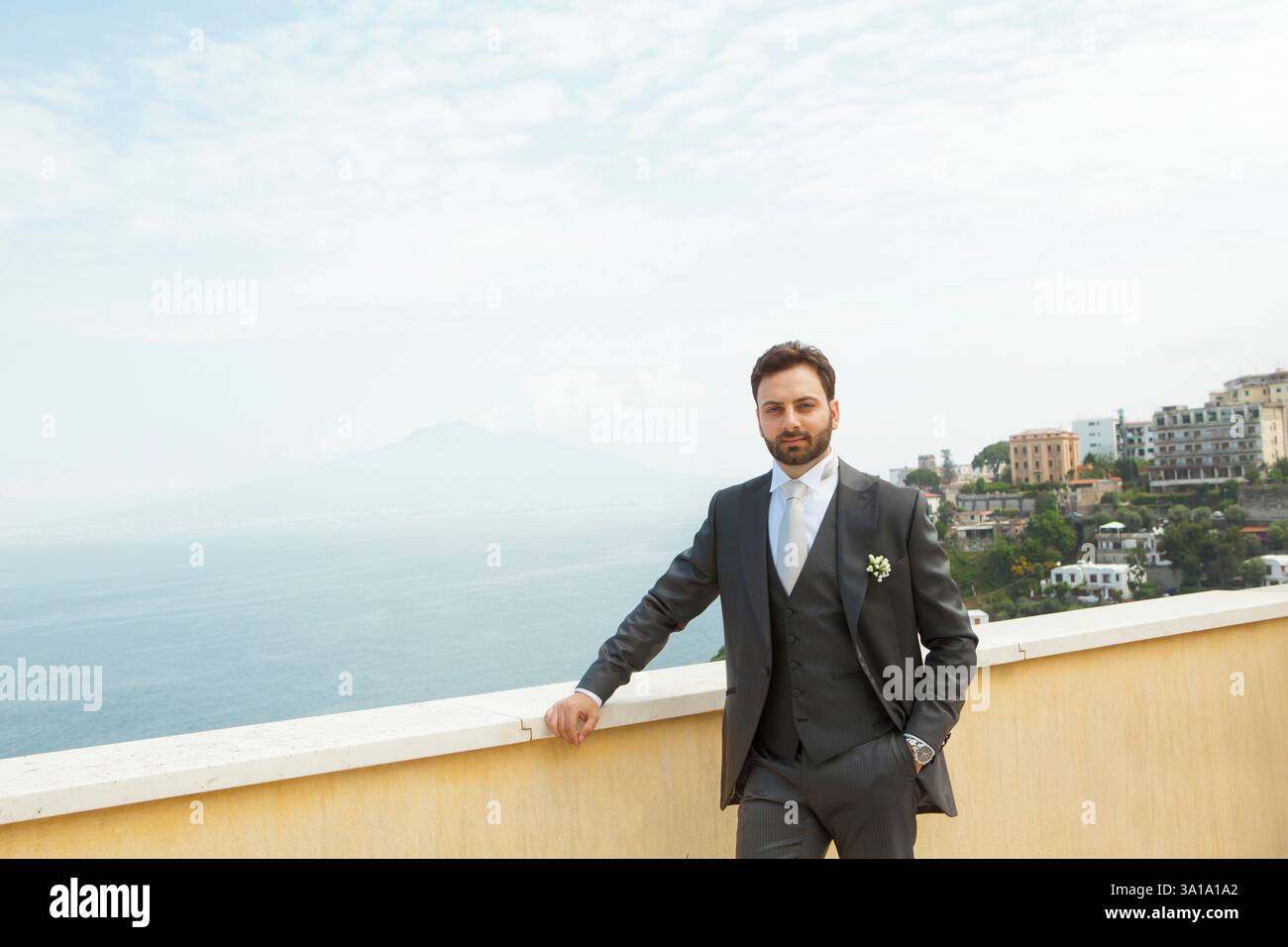 Giovani italiani lo sposo con barba e capelli castani e gli occhi verdi prima del matrimonio in penisola sorrentina. Foto Stock