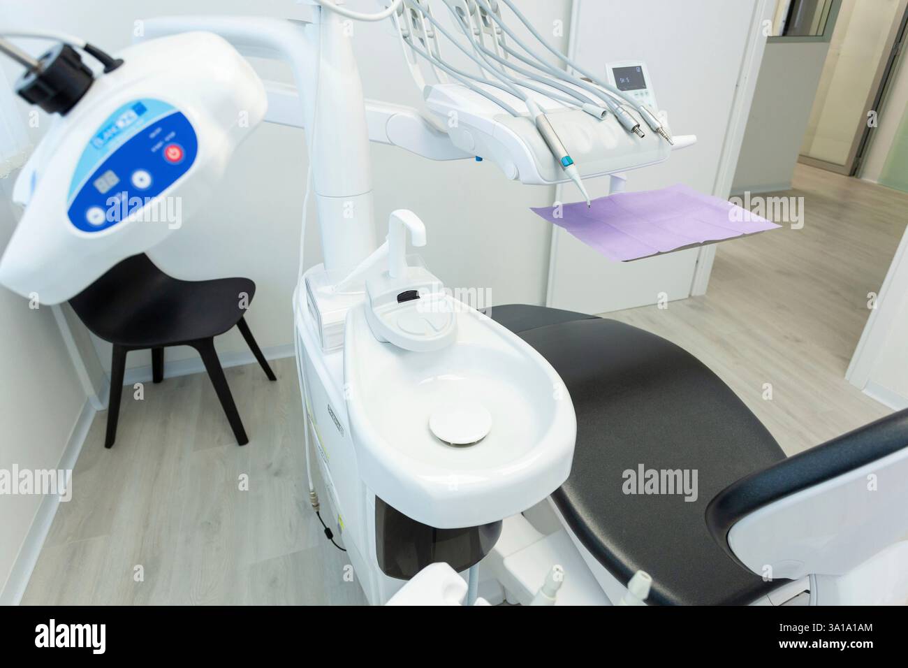 Clinica odontoiatrica moderna con attrezzature all'avanguardia, che mette in evidenza l'impegno per la cura del paziente e le procedure odontoiatriche avanzate Foto Stock
