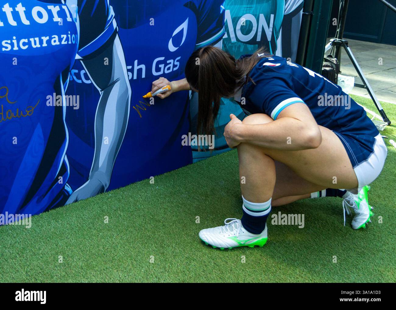 Londra, Regno Unito. 7 marzo 2025. Helen Nelson (Scotland SRU) firma il suo murale di MurWalls al Guinness Women's Six Nations Launch Event. UK © ️ crediti: Elsie Kibue/Alamy Live News Foto Stock