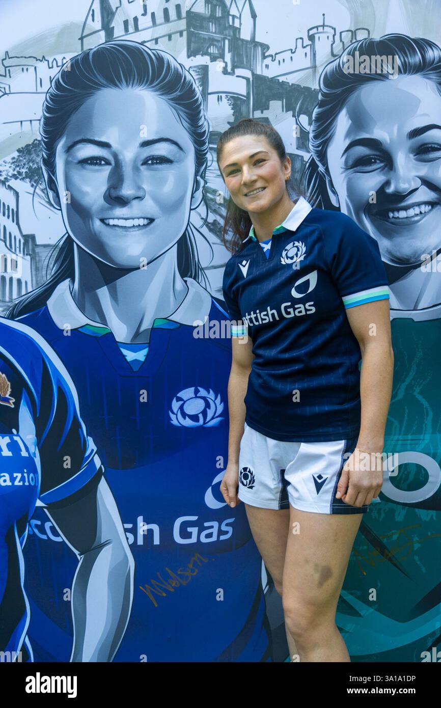 Londra, Regno Unito. 7 marzo 2025. Helen Nelson (Scotland SRU) posa accanto al suo murale di MurWalls al Guinness Women's Six Nations Launch Event. UK © ️ crediti: Elsie Kibue/Alamy Live News Foto Stock