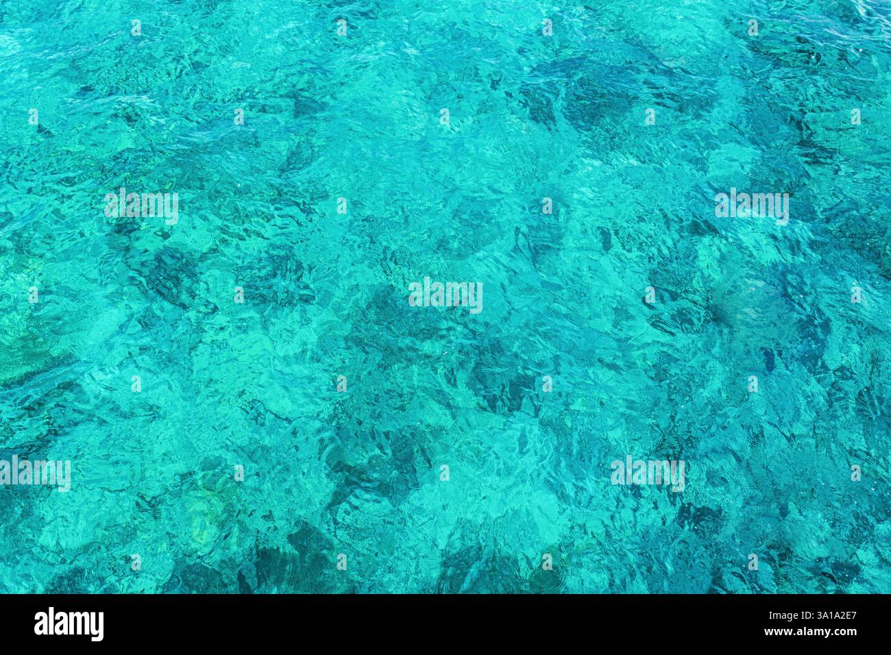 Cristalline acque turchesi delle Maldive. Di solito i turisti piace fare snorkeling per visitare la barriera corallina. Foto Stock