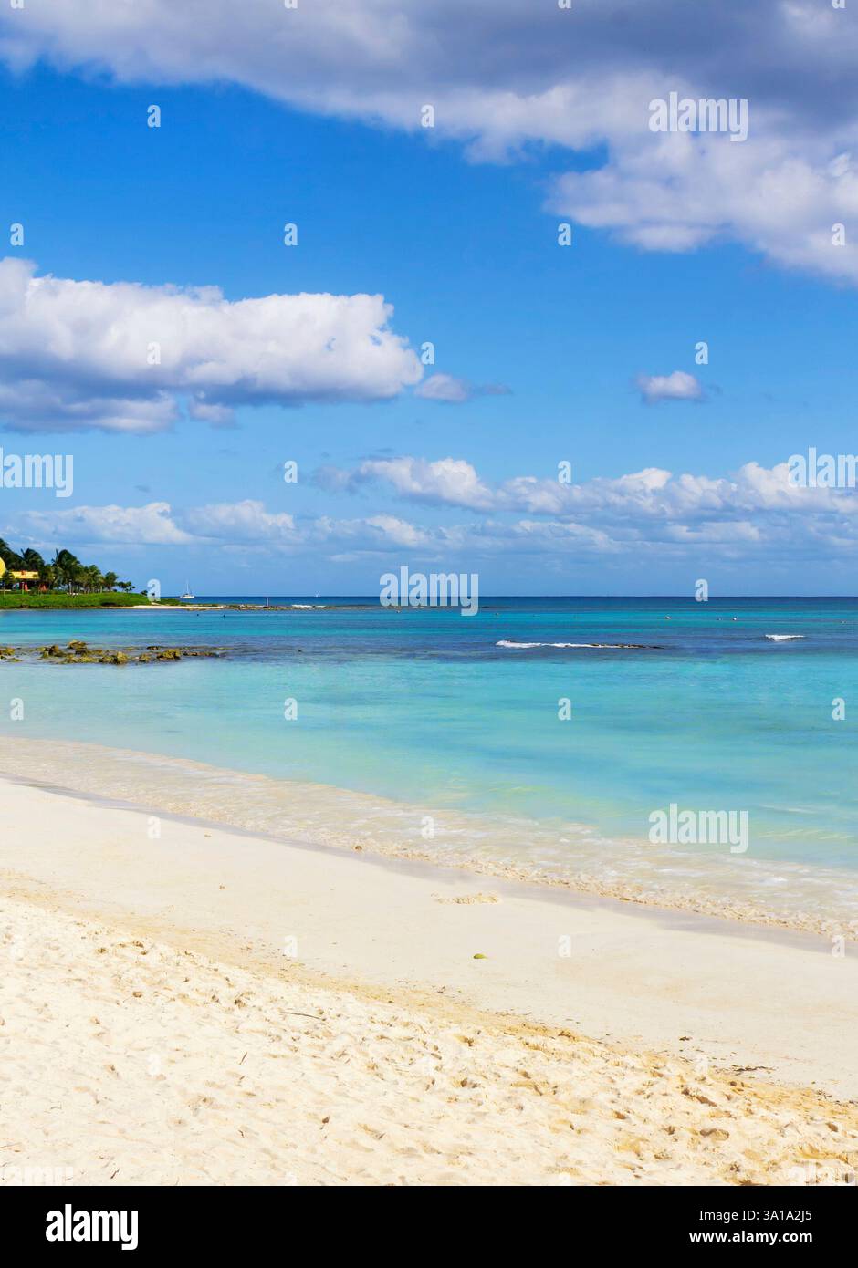 Spiaggia di sabbia bianca e onde sulla costa del Mar dei Caraibi, Messico. Riviera Maya. Immagine senza persone. Foto Stock