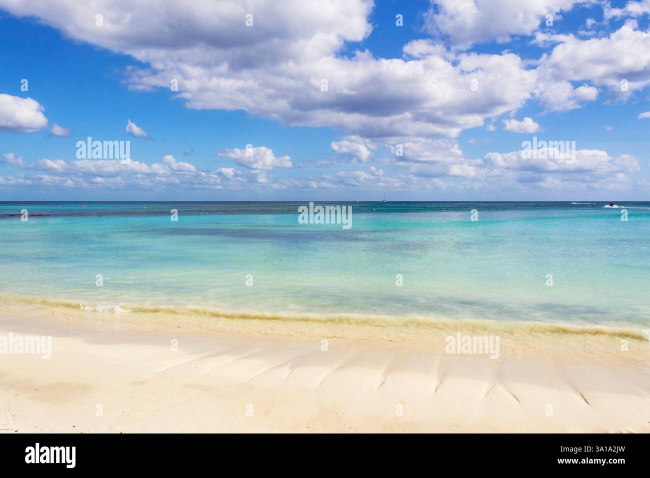 Spiaggia di sabbia bianca e onde sulla costa del Mar dei Caraibi, Messico. Riviera Maya. Immagine senza persone. Foto Stock