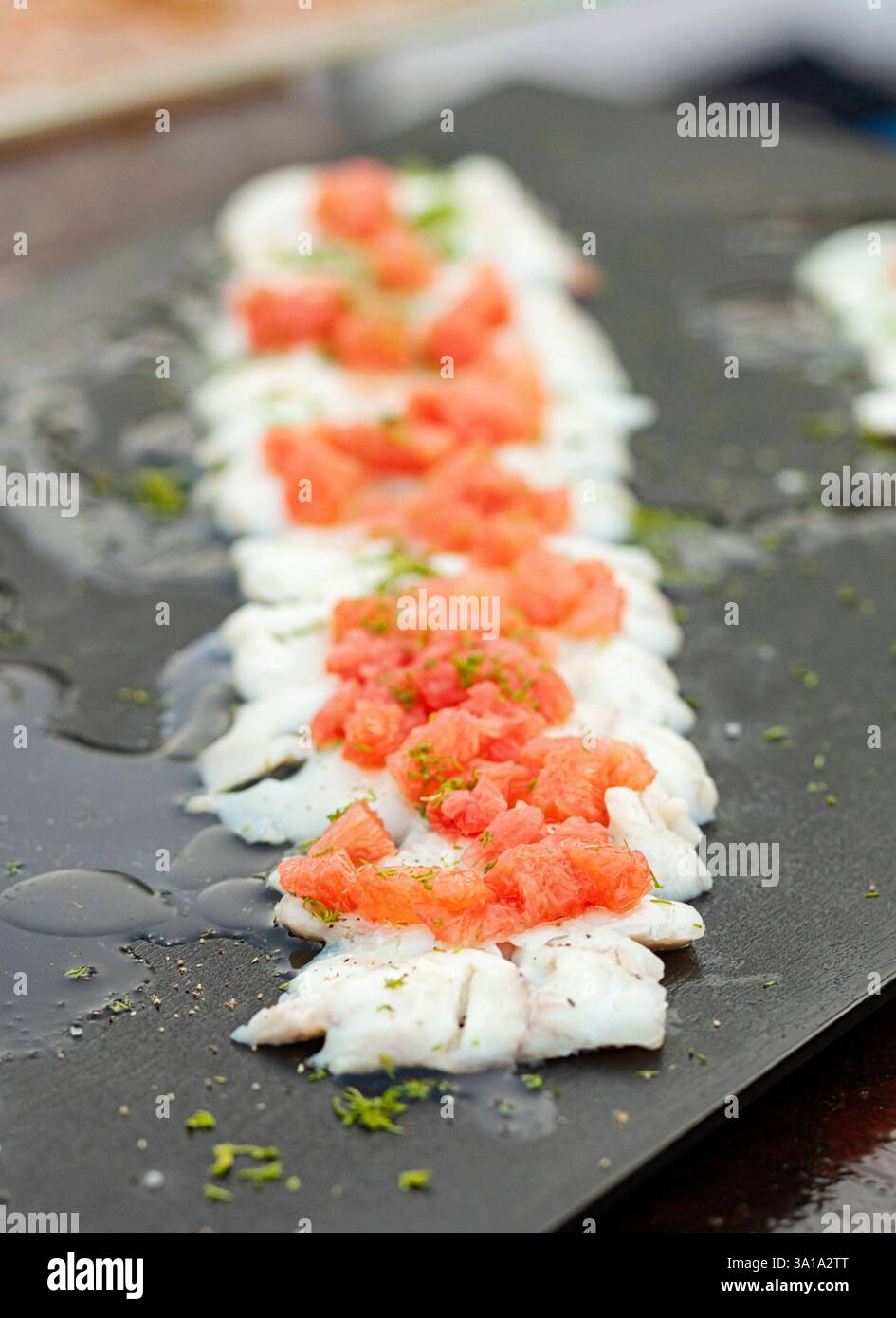 Filetto di pesce branzino con pomodori Foto Stock