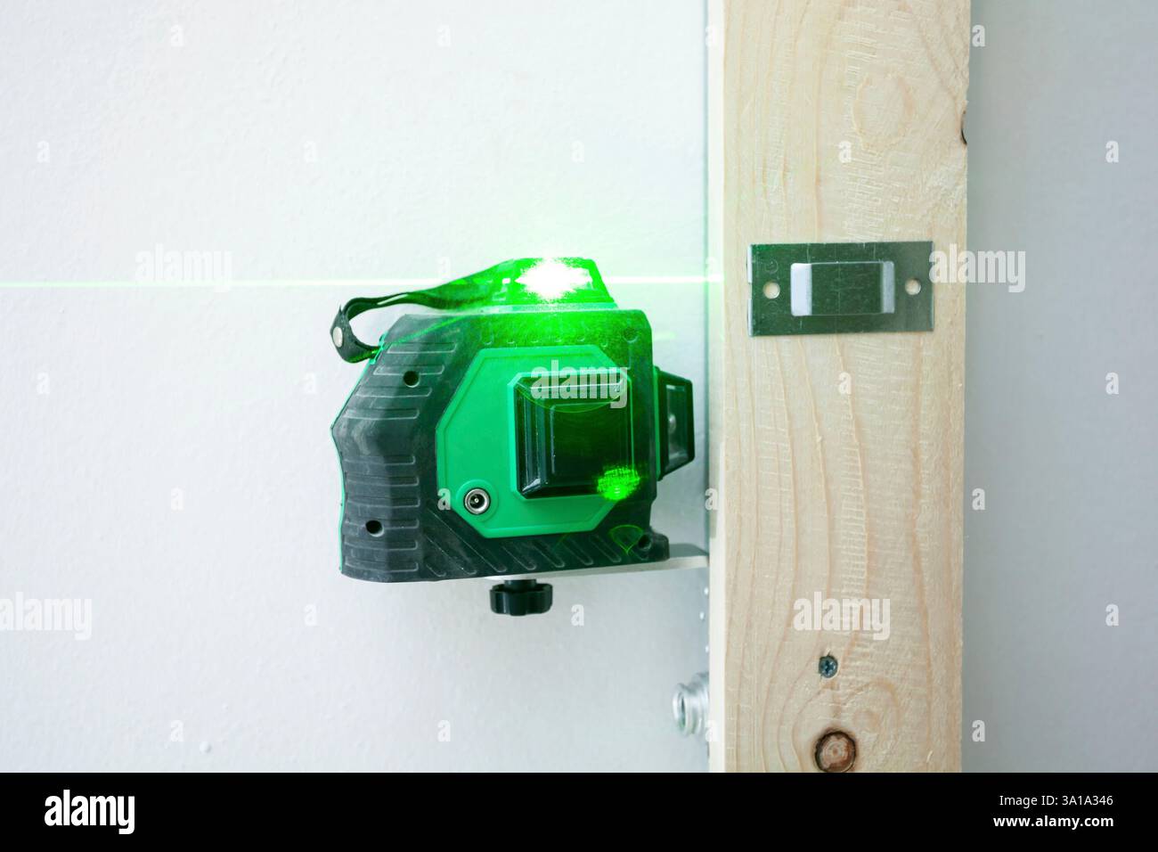 Livello laser strumento di misurazione per l'installazione di una struttura in alluminio per il fissaggio di pannelli di cartongesso. Foto Stock