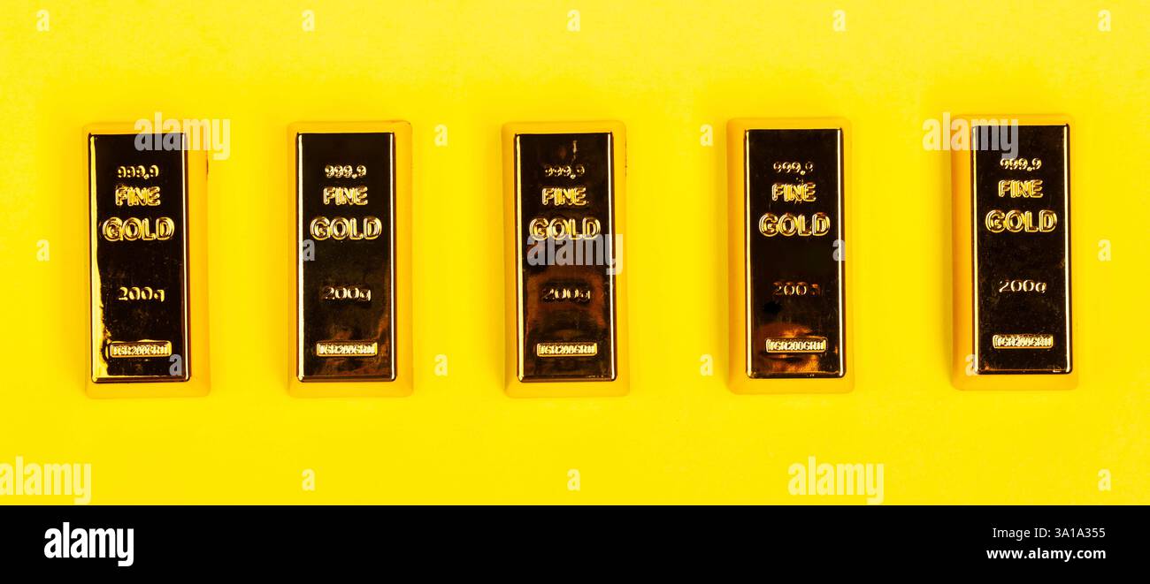 Barre di lingotti d'oro su sfondo giallo. Piano finanziario. Foto Stock