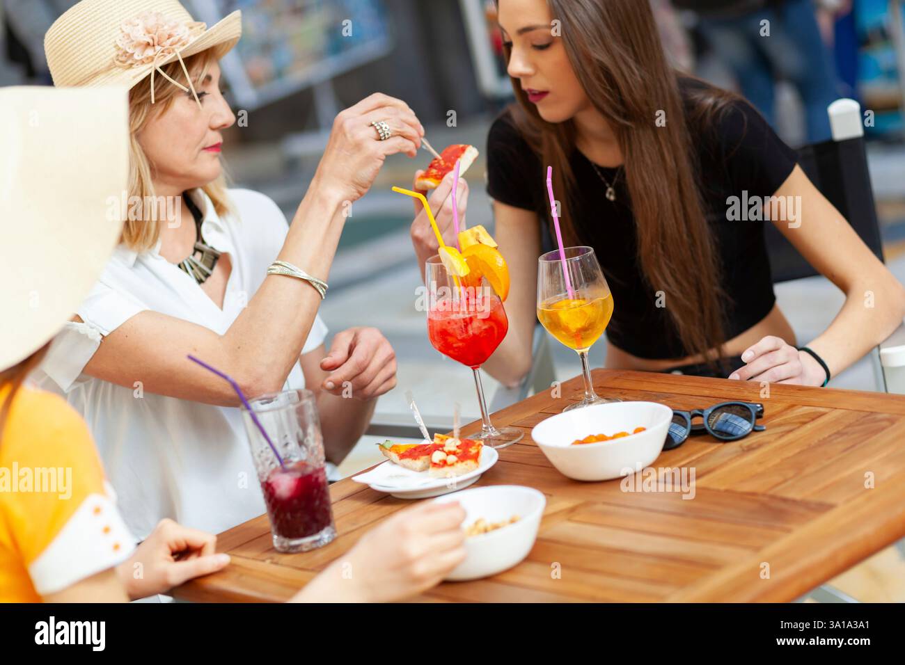 Tre amici al bar con un drink e la conversazione. Foto Stock