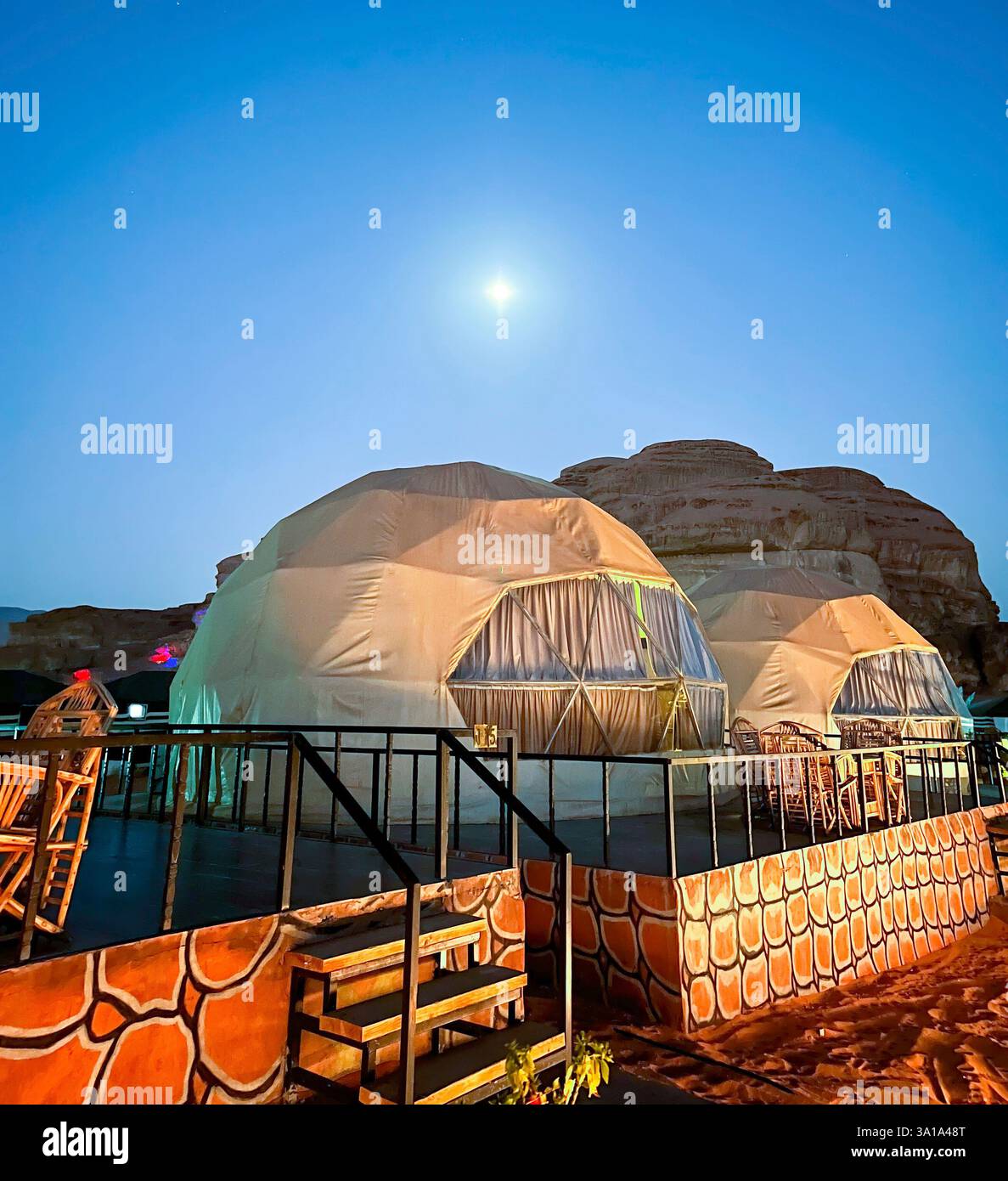 Tende a bolla di lusso a Wadi Rum, Valle della Luna, Giordania. Deserto arabo. Foto Stock