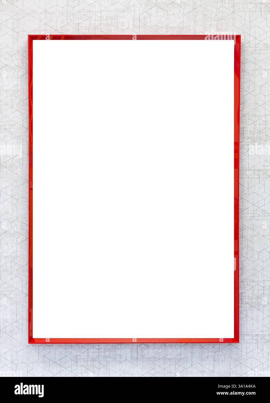 Pittura vuota con cornice rossa su parete grigia e moderna. Orientamento verticale. Foto Stock