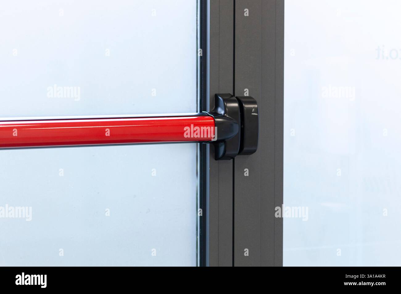 Barra antipanico rossa. Maniglia di sicurezza obbligatoria in luoghi pubblici. Foto Stock