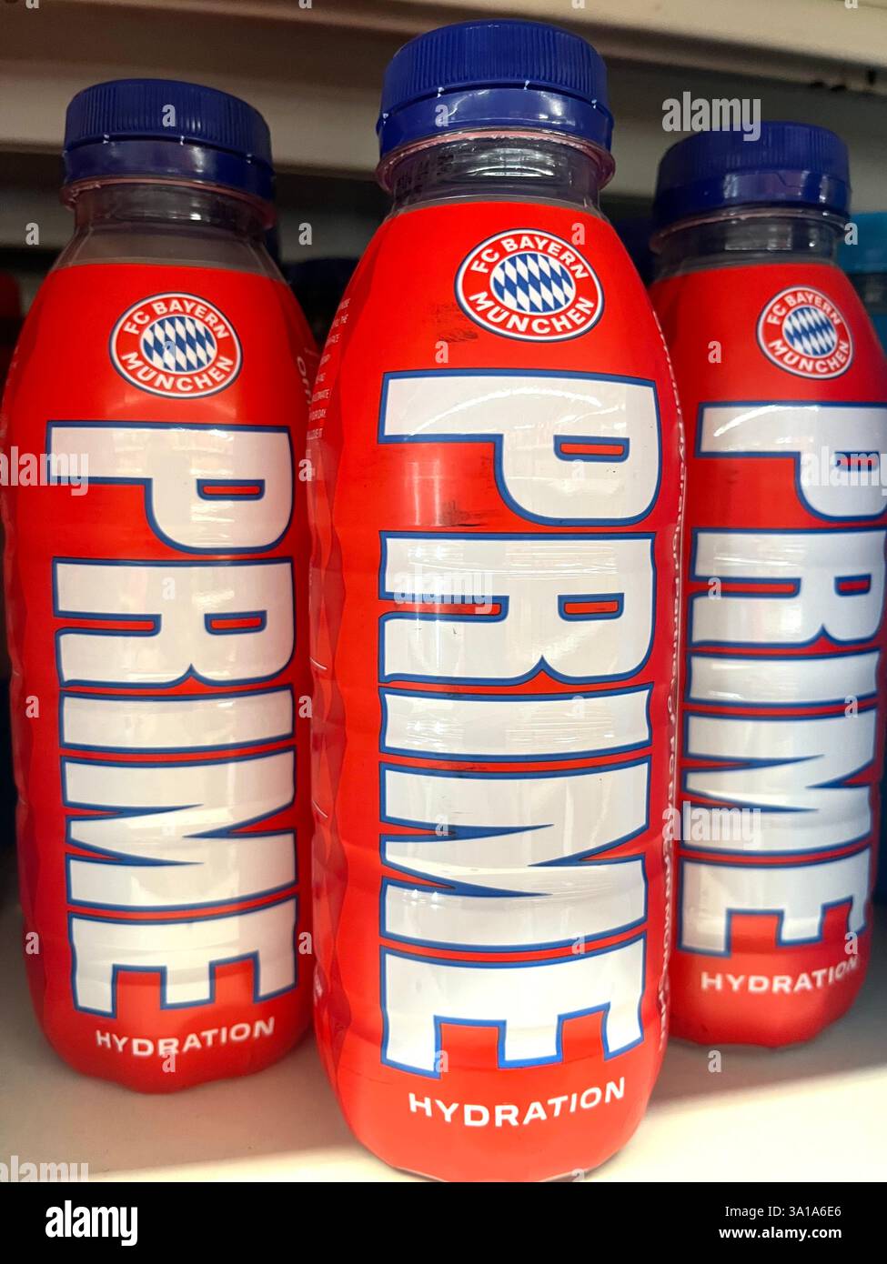 Bevande sportive di prima qualità, Bayern Monaco, bevanda idratante di prima qualità, bevanda energetica, bevande energetiche, shopping, consumismo, scaffale del supermercato, bottiglie Foto Stock