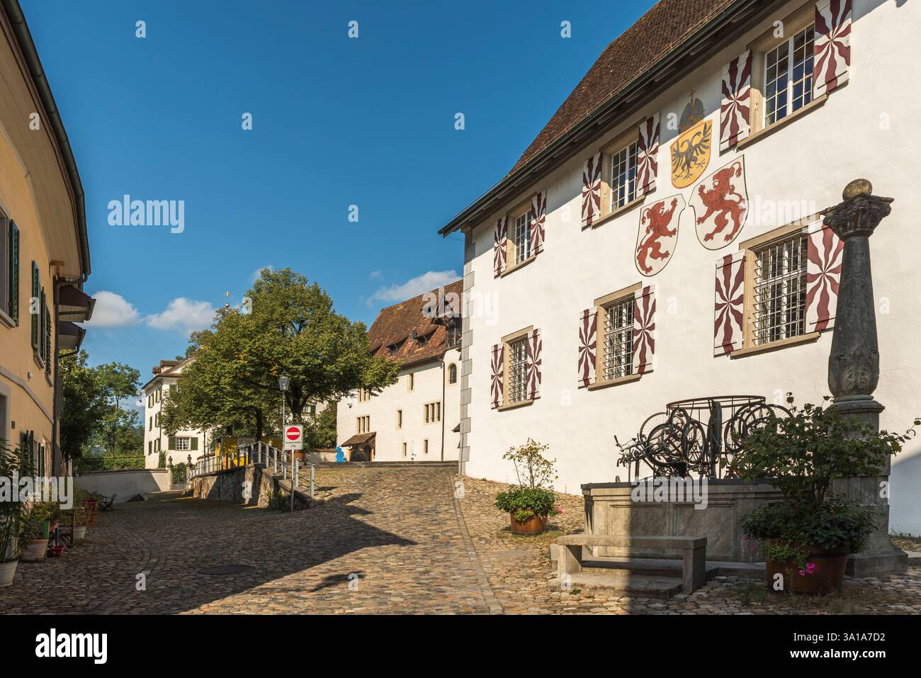 Antico arsenale nel centro storico medievale di Bremgarten, Canton Argovia, Svizzera Foto Stock