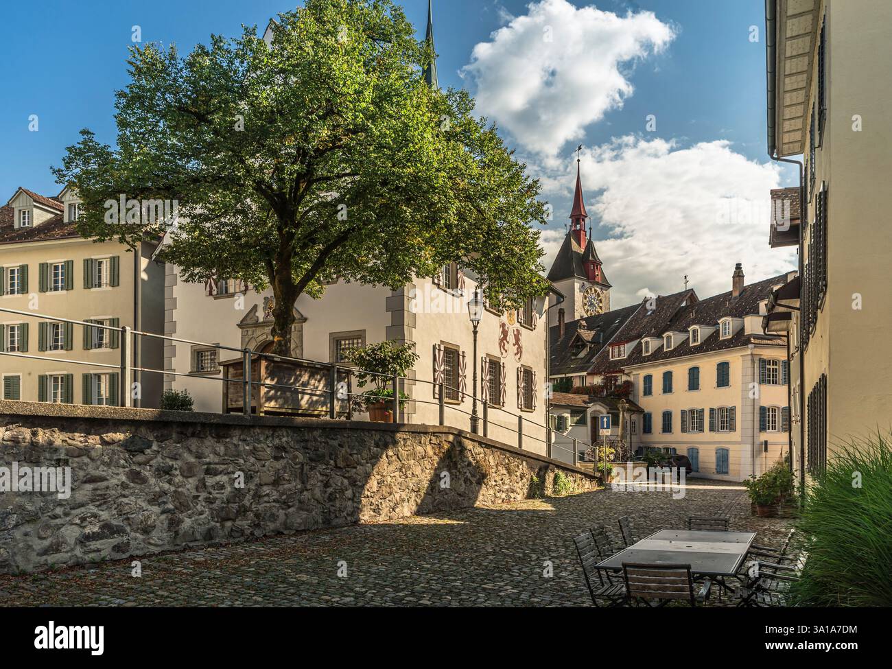 Centro storico medievale di Bremgarten, vicolo con antico arsenale e vista sullo Spittelturm, Canton Argovia, Svizzera Foto Stock