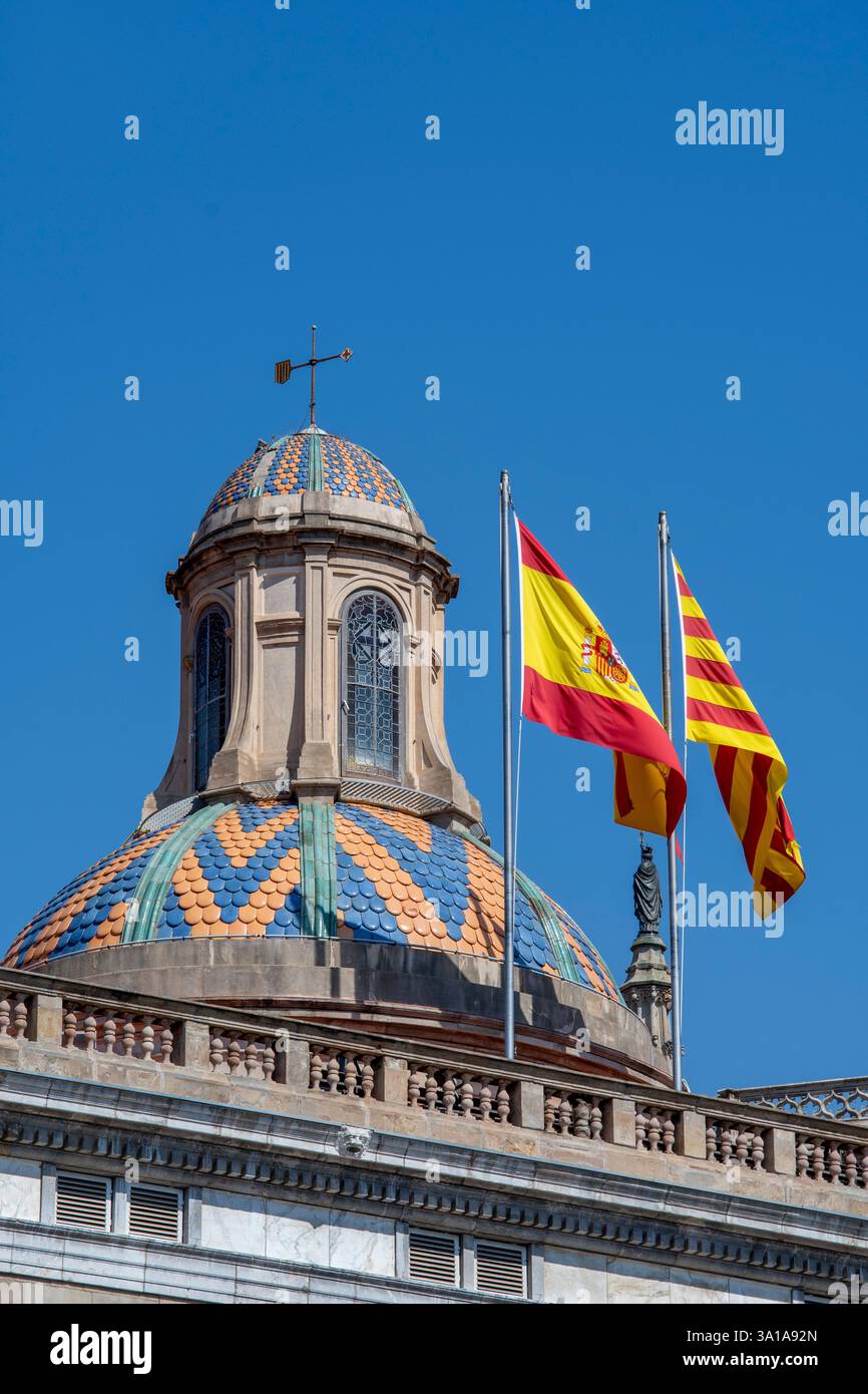 Bandiere spagnole e catalane che sventolano sul municipio di Plaza de Sant Jaume, Barcellona, Spagna Foto Stock