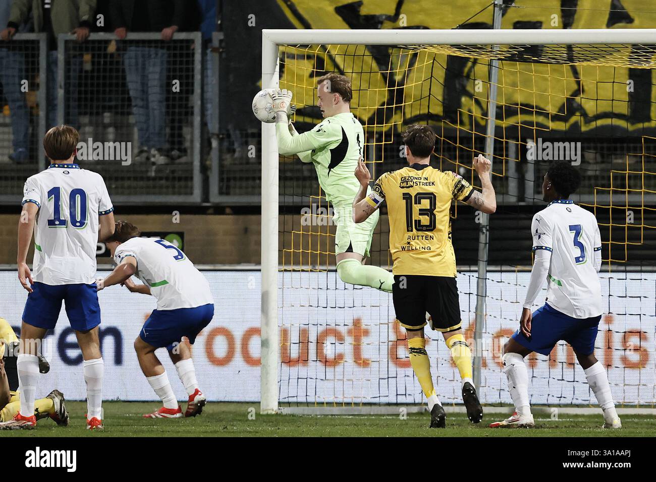 KERKRADE, Paesi Bassi. 7 marzo 2025. Calcio, olandese Keuken Kampioen Divisie, Roda JC -Jong PSV, Parkstad Limburg Stadium, stagione 2024/2025, Jong PSV Eindhoven portiere Niek Schiks e Roda JC Kerkrade giocatore Nils Roseler, durante la partita crediti: Pro tiri/Alamy Live News Foto Stock