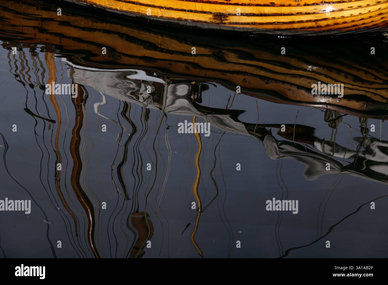 Riflesso di una nave nel porto di Flensburg Foto Stock