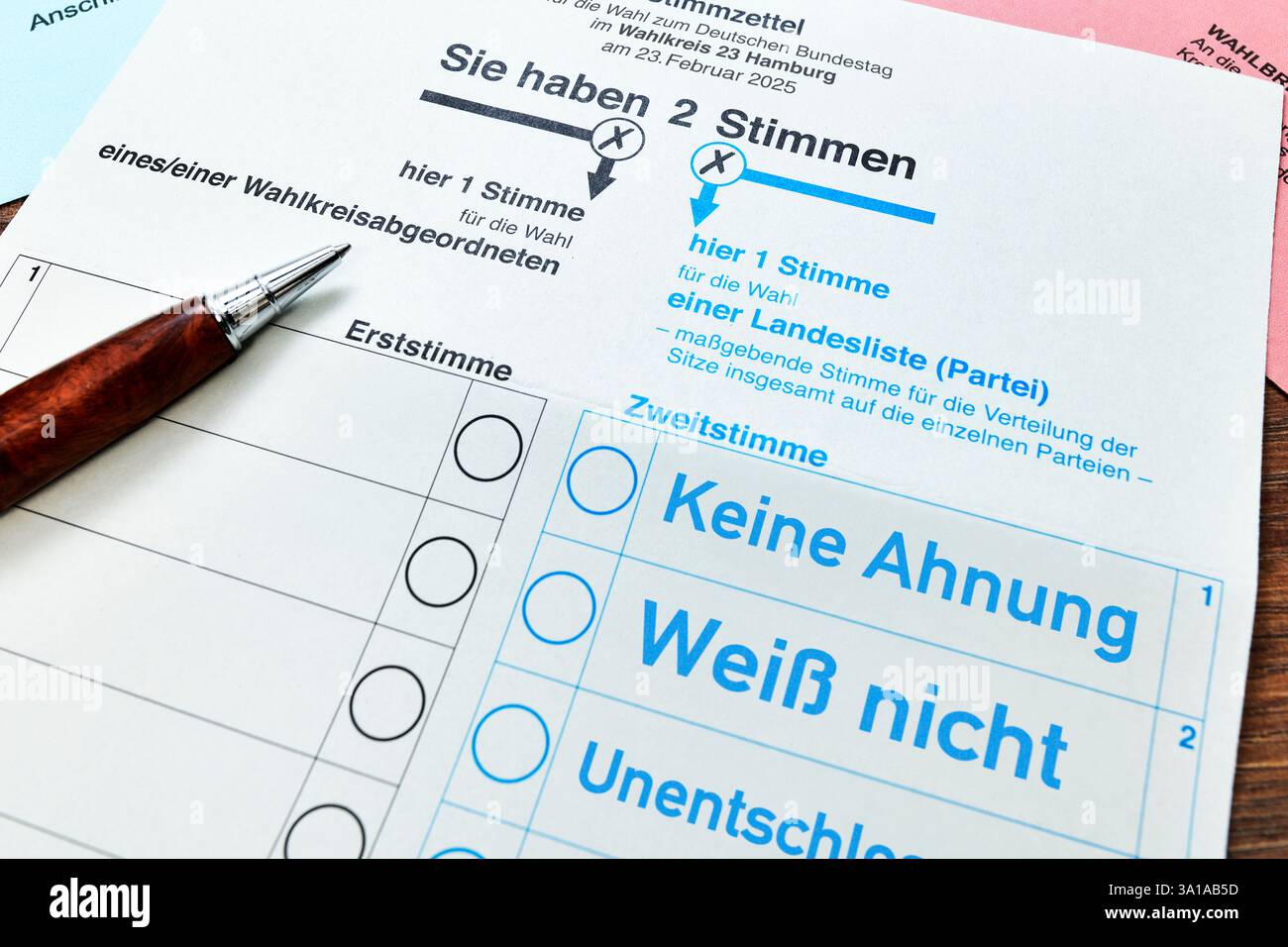 Fotomontage, schede elettorali per le elezioni del Bundestag con l'iscrizione No idea, non so e indeciso Foto Stock