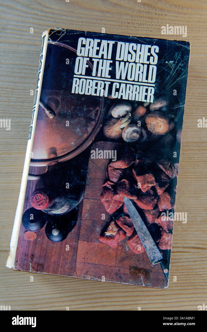 Great Dishes of the World, libro di Robert Carrier sul tavolo della cucina Foto Stock