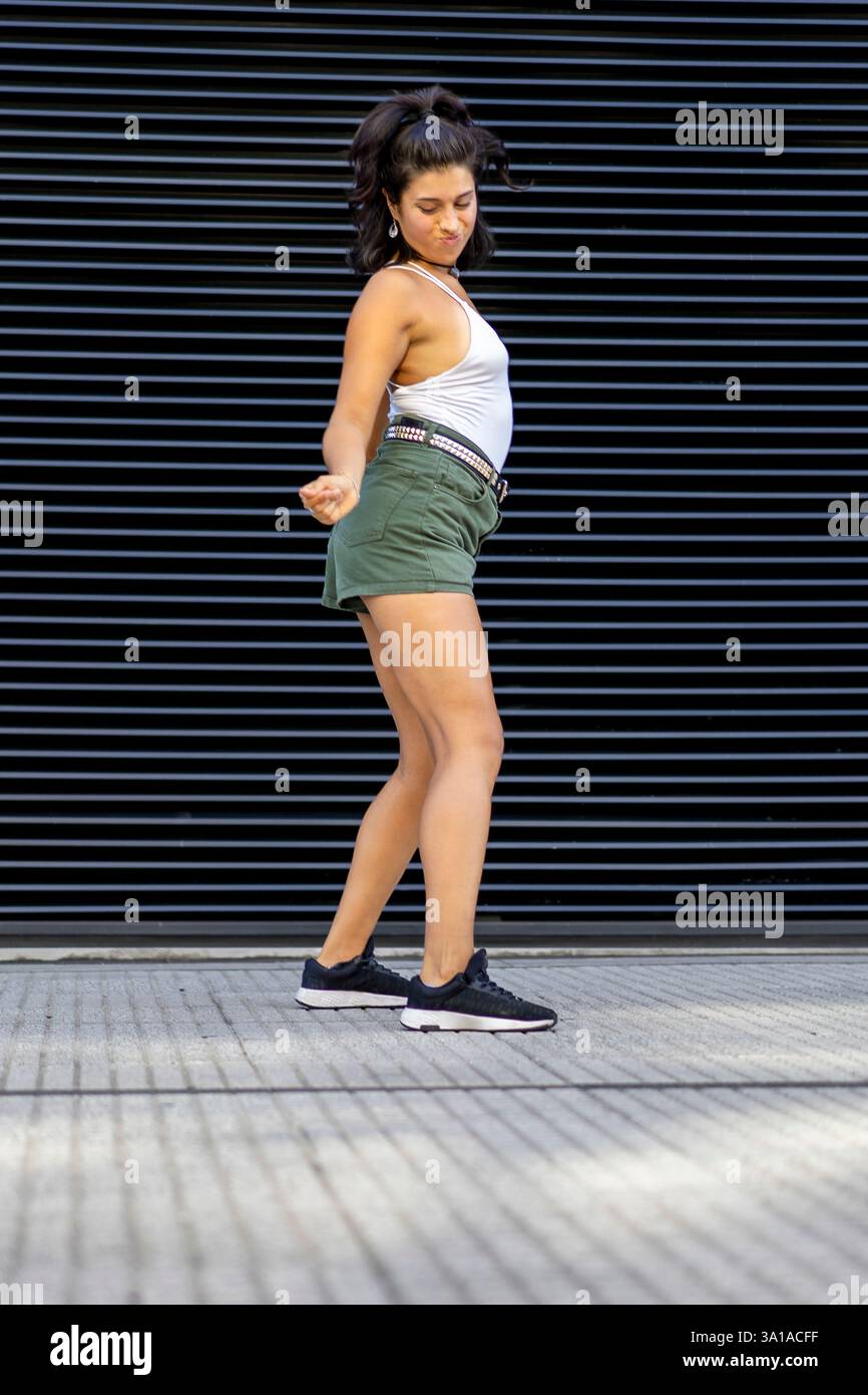 Donna giocosa in una gonna che balla liberamente Foto Stock