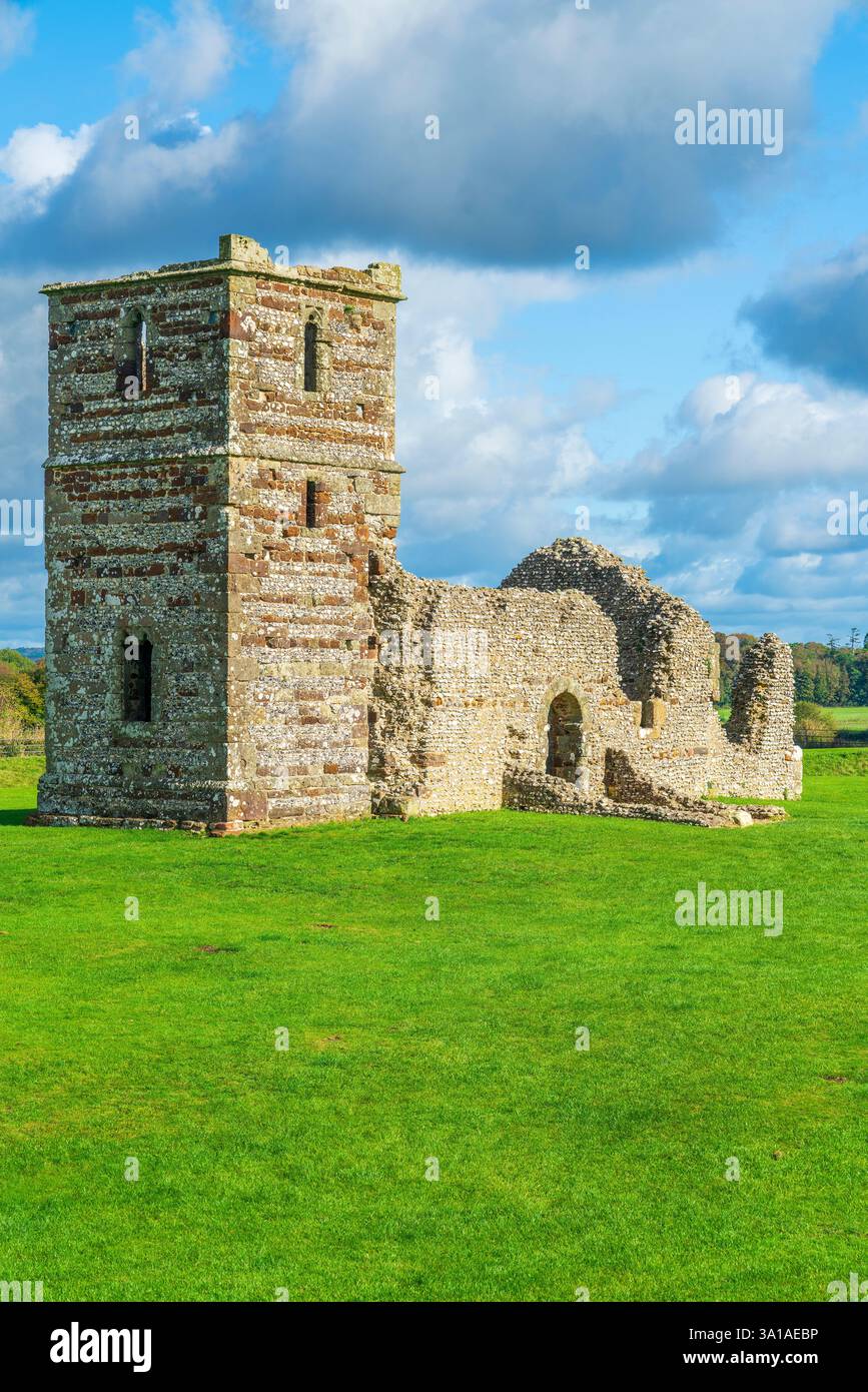Chiesa normanna, costruita nel XII secolo, situata al centro di un rituale neolitico di terra di henge, Knowlton, Dorset, Inghilterra, Regno Unito, EUR Foto Stock